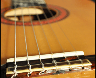 Comment changer les cordes sur la guitare classique ?